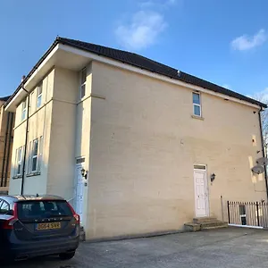 Apartment Spacious 2 Bed With Off Street Parking, Bath